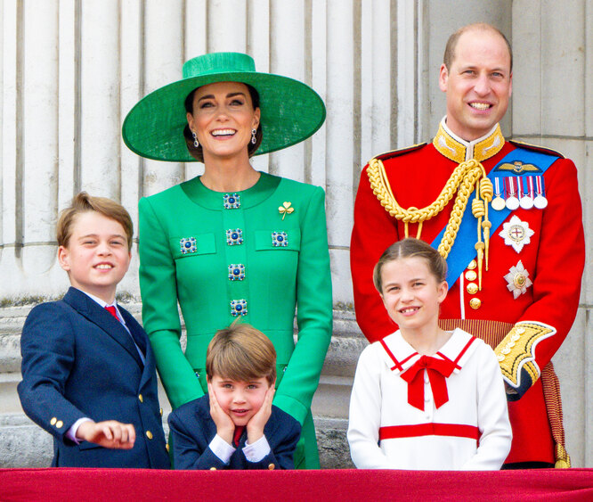 Королевская семья на балконе Букингемского дворца во время парада Trooping the Colour