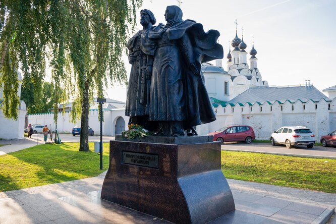 Памятник Петру и Февронии в Муроме