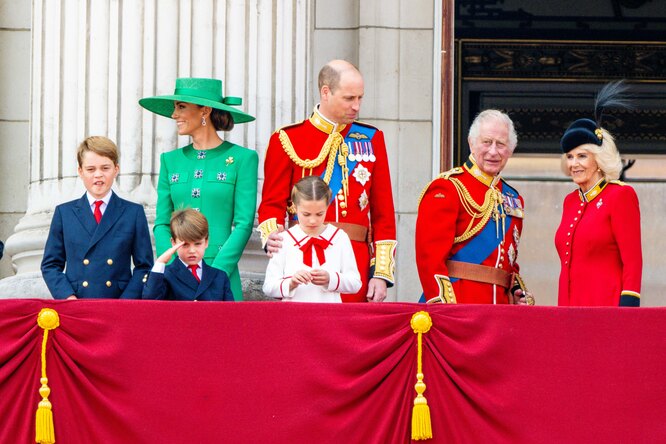 Королевская семья на балконе Букингемского дворца во время парада Trooping the Colour