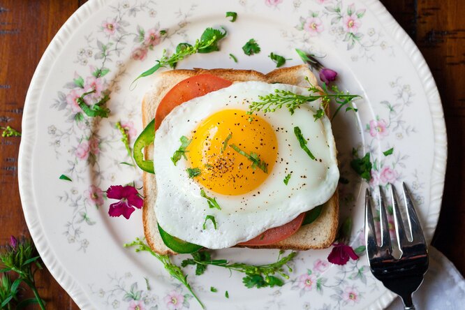 Этот секрет знают только эксперты: как действительно вкусно приготовить яичницу