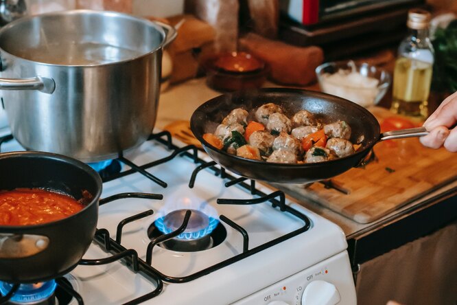 9 гениальных способов наконец разобраться с крышками на кухне