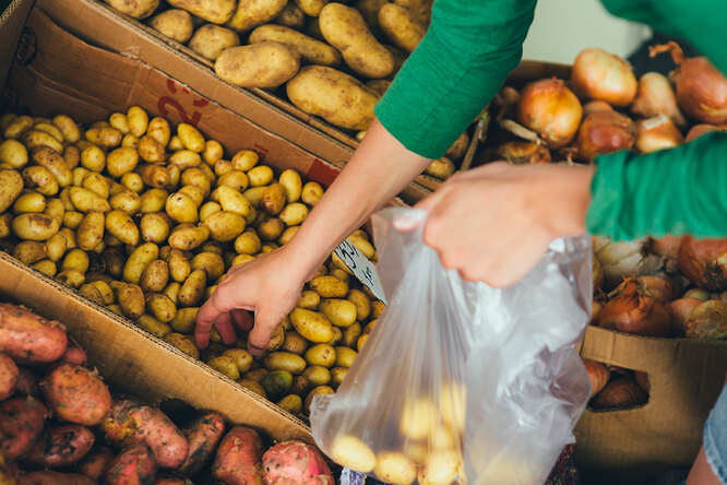 Как сохранить продукты, если вы закупилиcь впрок: 6 лайфхаков с видео