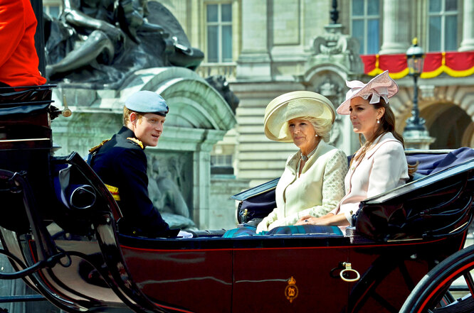 Принц Гарри, Камилла Паркер-Боулз и Кейт Миддлтон в день парада Trooping The Colour 15 июня 2013 года