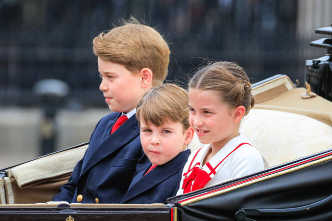 Принц Джордж, принцесса Шарлотта и принц Луи во время парада Trooping the Colour