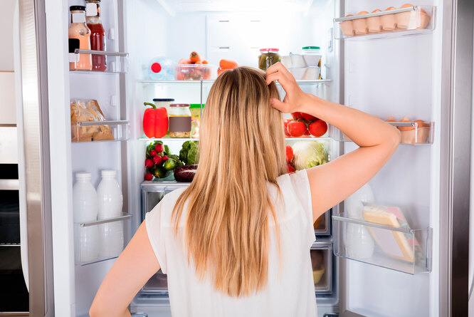 Не забывайте, что расположение продуктов на полках также важно. Они не должны касаться элементов испарителя.