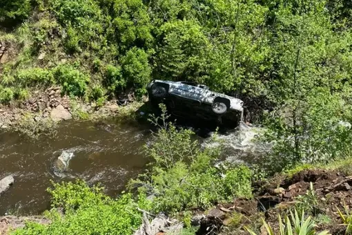 Водитель не справился с управлением и его грузовик упал в реку