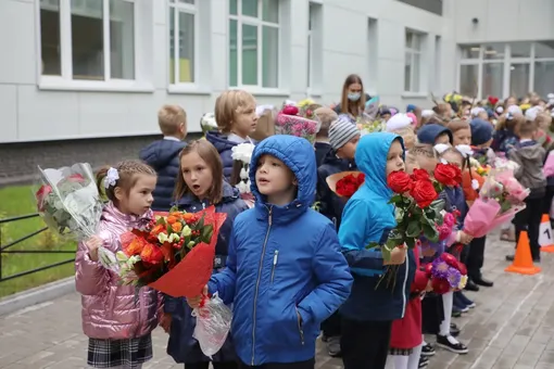 Не скрывают своих эмоций: как российские звёзды проводили детей в школу