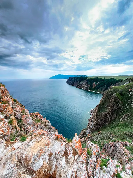 Вид на большое море Байкала с мыса Хобой